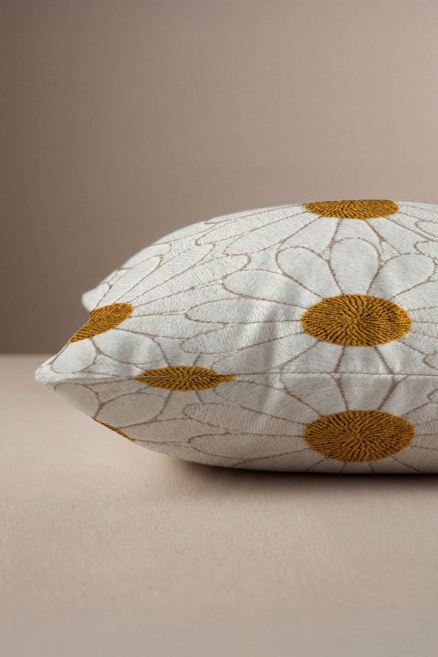 Kabartma Görünümlü Papatya Desenli Kırlent Kılıfı